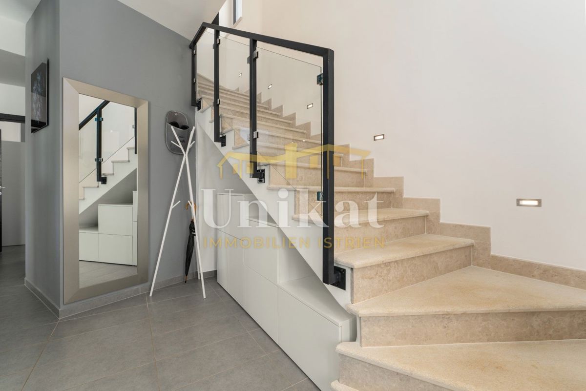 Moderna doppia villetta con piscina e vista mare